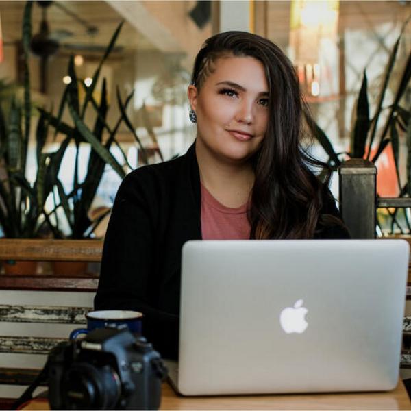 Student working on laptop in coffee shop.